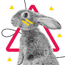 lapin gris avec triangle rouge